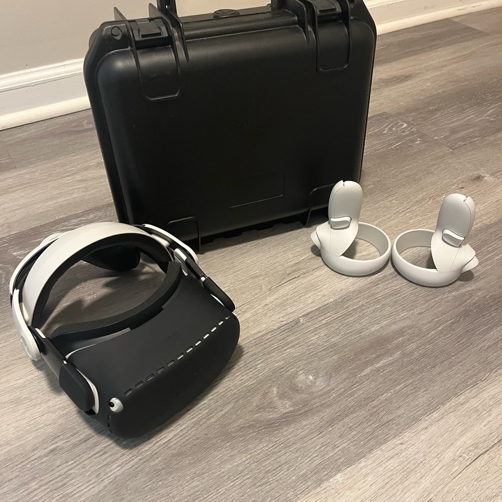 Meta Oculus VR Headset with Controllers and Protective Case